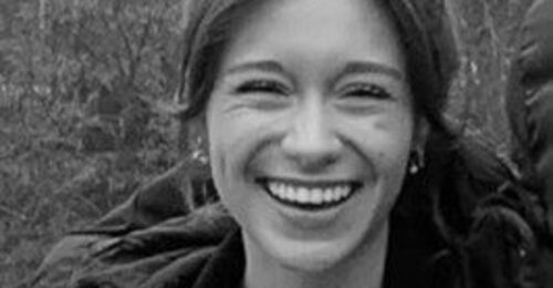 Meisje maakt hartje met handen